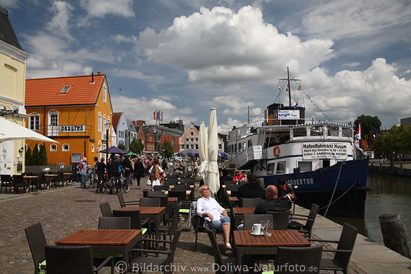 Husum Hafen sonnige Promenade Bild Caf Tische Wellness vor Schiff Nordertor in Auwasser