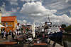 909068_ Husum Hafenstrasse Foto unter Wolken Nordfriesland Bild maritimes Blick am Hafencaf Schiff Nordertor
