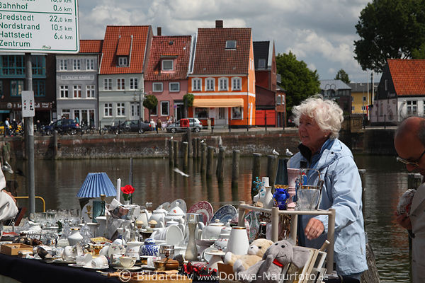 Husumer Hafenflohmarkt Foto Trdelstand Verkuferin Bild am Hafen Kundengesprch