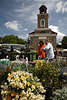 909054_ Husum Markt Foto Frauen bewundern bunte Marktblumen vor Kirche am Husumer Marktplatz