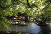 Ratzeburg Seebucht Naturidyll unter Blätterdach Fisch-Restaurant Kutter Frühlingsbild Besucher Tische
