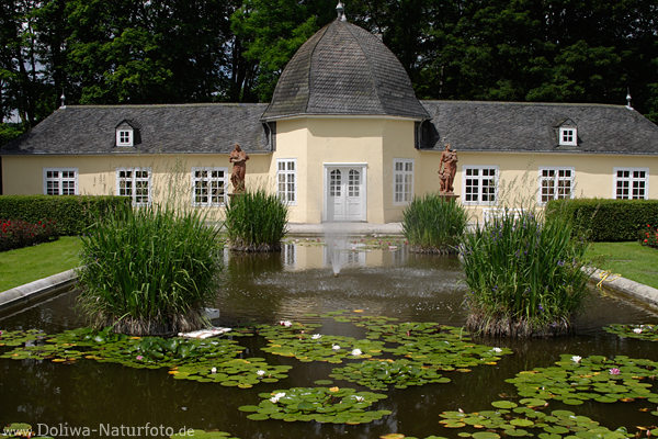 Berleburg Schlosspark Garten Eden Teich Seerosen Springbrunnen
