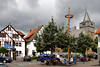 704613_ Waldeck Marktplatz Kleinstadt über Edersee hochgelegen mittelalterlich, KIrche & Fachwerkhäuser in Strassenbild, Waldecker Land