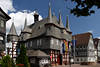 704787_ Frankenberg Wahrzeichen Foto: historisches Rathaus, zehntürmiges Bauwerk in Gotikstil, Altstadt