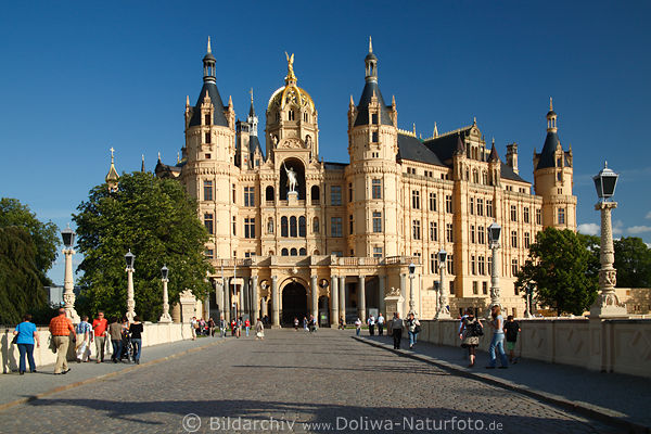 Schloss Schwerin von Inselbrcke in die Frontfassade