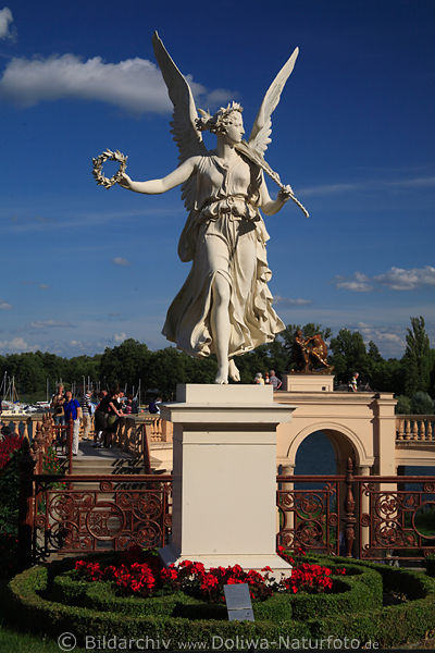 Schne Viktoria am Himmel Schloss Schwerin Denkmal Statue