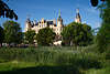 Burgseeinsel grüne Landschaft Fotografie von Burgseeufer mit Schweriner Schloss Bild