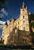 Schloss Schwerin hohe Gemäuer Gelbfarben am blauen Himmel