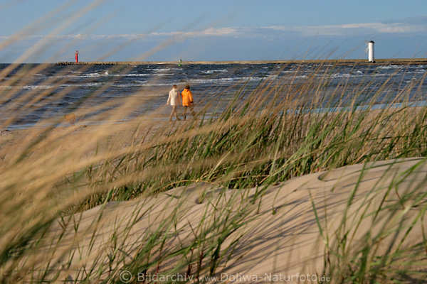 Dnnen Gras in Wind Ostsee Sandstrand Swinemnde Leuchtturm Paar am Meerufer spazieren