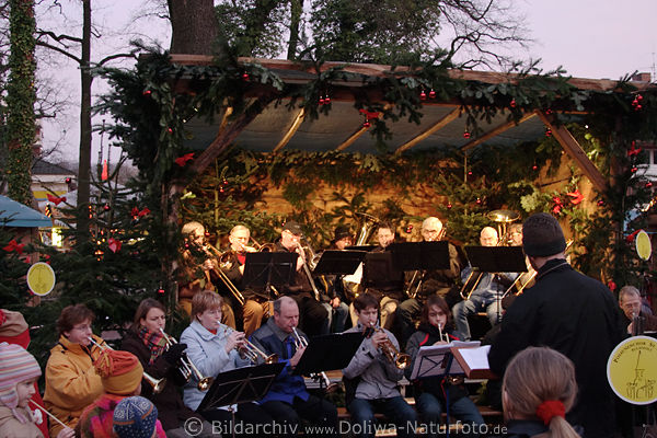 Posaunenchor St. Paulus spielt Weihnachsmelodien in besinnlichen Adventszeit in Buchholz