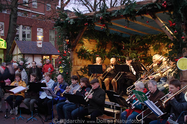 Buchholzer Posaunenchor St. Paulus spielen Weihnachslieder an Weihnachtsbhne in Adventszeit