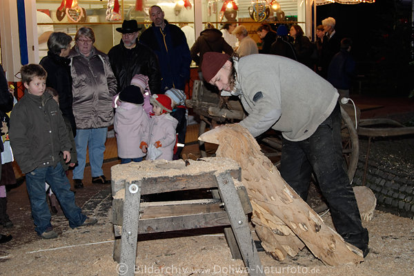 Buchholzer Schnitzer Holzbildhauer in Foto zeigt Holzkunst Schnitzerei auf Weihnachtsmarkt
