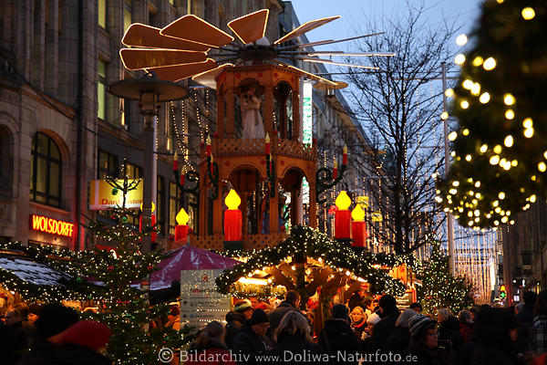 Drehkrippe Spitalerstrae Weihnachtsmarkt Hamburg in Kerzenlicht
