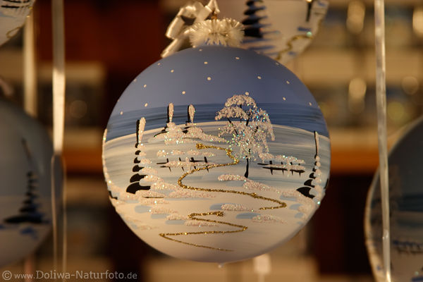 Weihnachtskugel Foto vom Weihnachtsmarkt, Weihnachtsschmuck auf Weihnachtsstand leuchtend