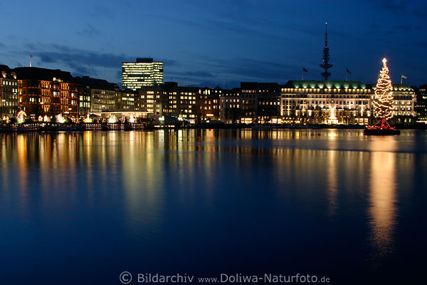 Hamburg weihnachtliche Skyline Foto romantische Alsterpanorama am Wasser mit Tannenbaumlichter