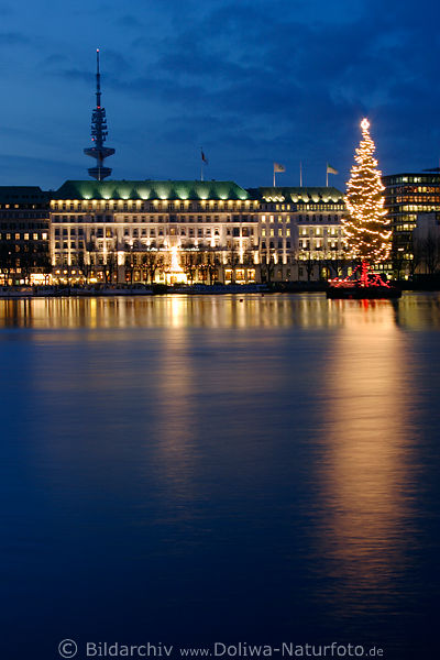 Weihnachtsbaum Hamburg Foto mit Luxushotel Vier Jahreszeiten blau Alsterwasser romantische Lichter