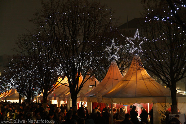 Jungfernstieg Weihnachtsmarkt Foto Menschenmenge an Zelten mit SilberSternen in Hamburg
