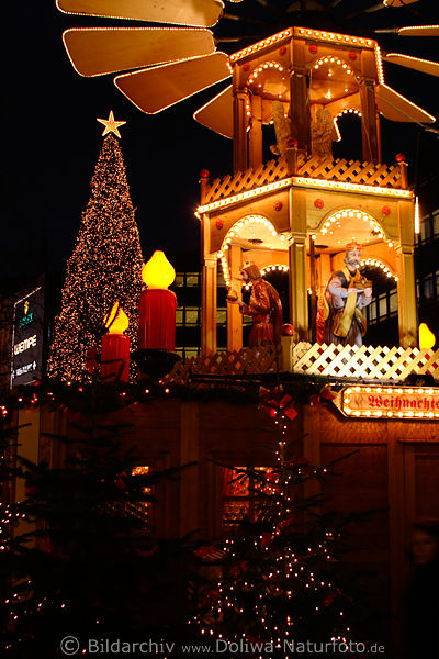 Weihnachtskrippe in Hamburg Spitalerstrasse drehbare Krippenfiguren Tanne in Rotlicht