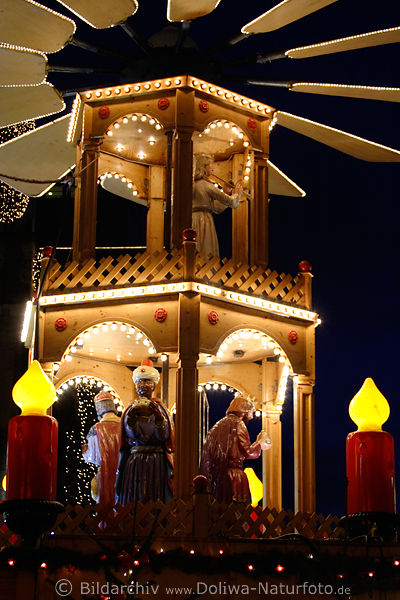 Hamburg Weihnachtskrippe Figuren auf Spitalerstrasse drehen bei Musik Kerzenlicht