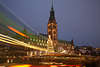 Rathaus Hamburg Weihnachtsmarkt bewegte Adventslichter abstrakt Bild in Bewegung verwischt
