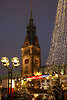 Hamburgs Rathausturm Laterne Tannebäume Weihnachtsmarkt Lichter Stimmungsbild