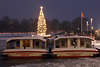 AlsterSchiffe im Eis vor Christbaum Weihnachtslichter Winterbild in Hamburg Abenddämmerung
