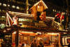 Pingel-Haus Weihnachtsmänner schmuckes Stand in Hamburger Advent mit Westfälischen Schinken