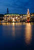 Weihnachtsbaum Hamburg Foto mit Luxushotel Vier Jahreszeiten blaues Alsterwasser romantische Lichter