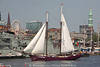 Twister Foto Zweimaster Jacht unter Segeln auf Elbe Hafengeburtstag Schiffsparade in Hamburg