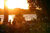Alstertreff Uferwiese Sonnenuntergang über Seewasser rötliche Stimmung