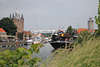 804126_ Zierikzee Monumente & Hafenpanorama Foto am Wasserkanal, Brücke, Schiffe & grüne Natur in Zeeland malerischer Hafenstadt Reisebild