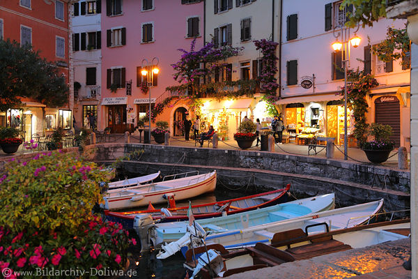Limone Altstadt Port Abendlichter Foto Gardasee Promenade entlang Boote in Wasser