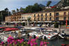 Limone Gardasee Uferpromenade Hotel Sole Bars am Wasser Bootshafen bunte City Foto