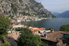 Limone Panorama Gardasee Foto Felswand Bergkulisse Alpensee Urlaub Hotels am Wasser