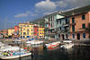 Castelletto Gardasee Hafenbucht Foto Wasser Boote Uferweg bunte Häuser Urlaub Romantik Ferienidylle