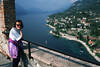 Skaligerschloss Gardasee-Blick Uferlinie Malcesine Küstenlandschaft Touristin
