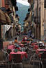 906054_Italienisches Urlaubsflair in Cannobio Foto: Straßencafé in enger Gasse der Stadt am Maggioresee