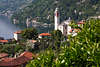 906095_Cannero Riviera Kirche & Häuser an steilen grünen Küste Maggioresee (Langensee) Bild am Wasser