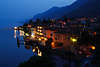 906486_ Cannero Riviera Rotlichter an Lago Maggiore Seepromenade Fotografie an blauen Küste bei Nacht