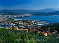 409005_ La Spezia Bucht in Licht, Handels- & Marinehafen, Hafenstadt Panorama am Mittelmeerküste