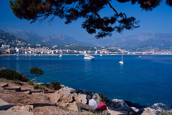 Bordighera Bucht in Ligurien Felsenufer unterm Oleander-Baum Paar auf Bank