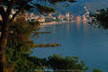 Laigueglia Stadtpanorama Foto am Meer Küste bei Sonnenaufgang Angler am Ufer in Morgenlicht Ligurien