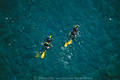 Taucherpaar im Meer Türkis-Wasser schwimmen, schnorcheln Foto Italien Tauchurlaub in Spotorno