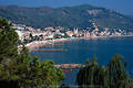 Laigueglia Stadtbild in Bucht an Ligurienküste im Sonnenschein zwischen Bergen & Meer