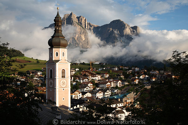 Kastelruth Kirche & Huser vor Dolomiten Panorama des Schlern, Sdtirol Berge Stimmungsfoto