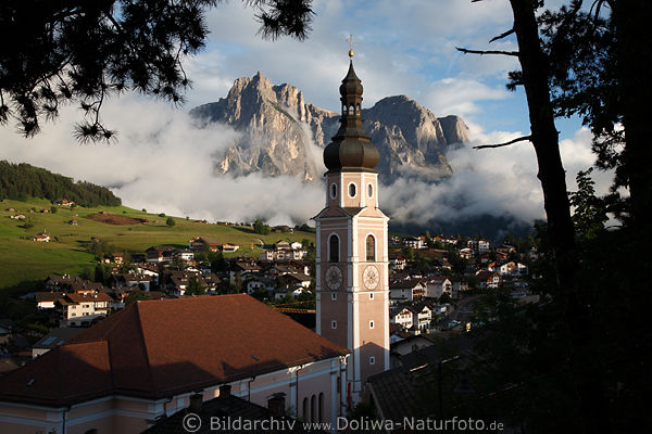 Kastelruth Kirchturm in Dolomiten Landschaft Sdtirol Berge