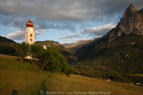 Sankt Valentin Kirche auf Bergwiese unter Schlern Landschaftsfoto Sdtirol Abend Bergpanorama