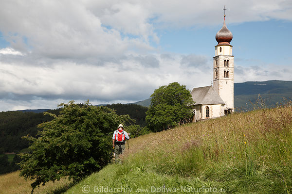 Wanderer Bergwiesenweg zur Kirche in Sankt Valentin Sdtirol Panorama Landschaftsbild