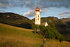 1101112_ Kirchlein Sankt Valentin in Sdtirol Landschaftsbild, Bergwiesen Panorama Abendstimmung