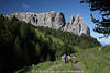 Wanderpfad Schlern-Panorama Naturbild SeiserAlm Dolomiten Urlauber in Sdtirols Alpen